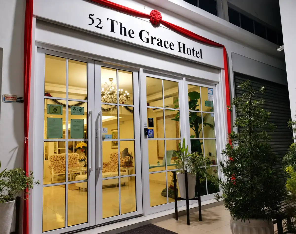 Pintu masuk 52 The Grace Hotel yang bercahaya di Jalan Bakri, Muar pada waktu malam